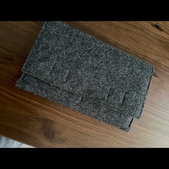 Felt iPad Mini storage bag. With two pockets for accessories, Velcro closure - Picture 5 of 5